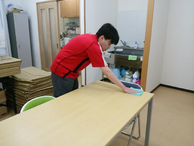 作業後の掃除　１　テーブル拭き